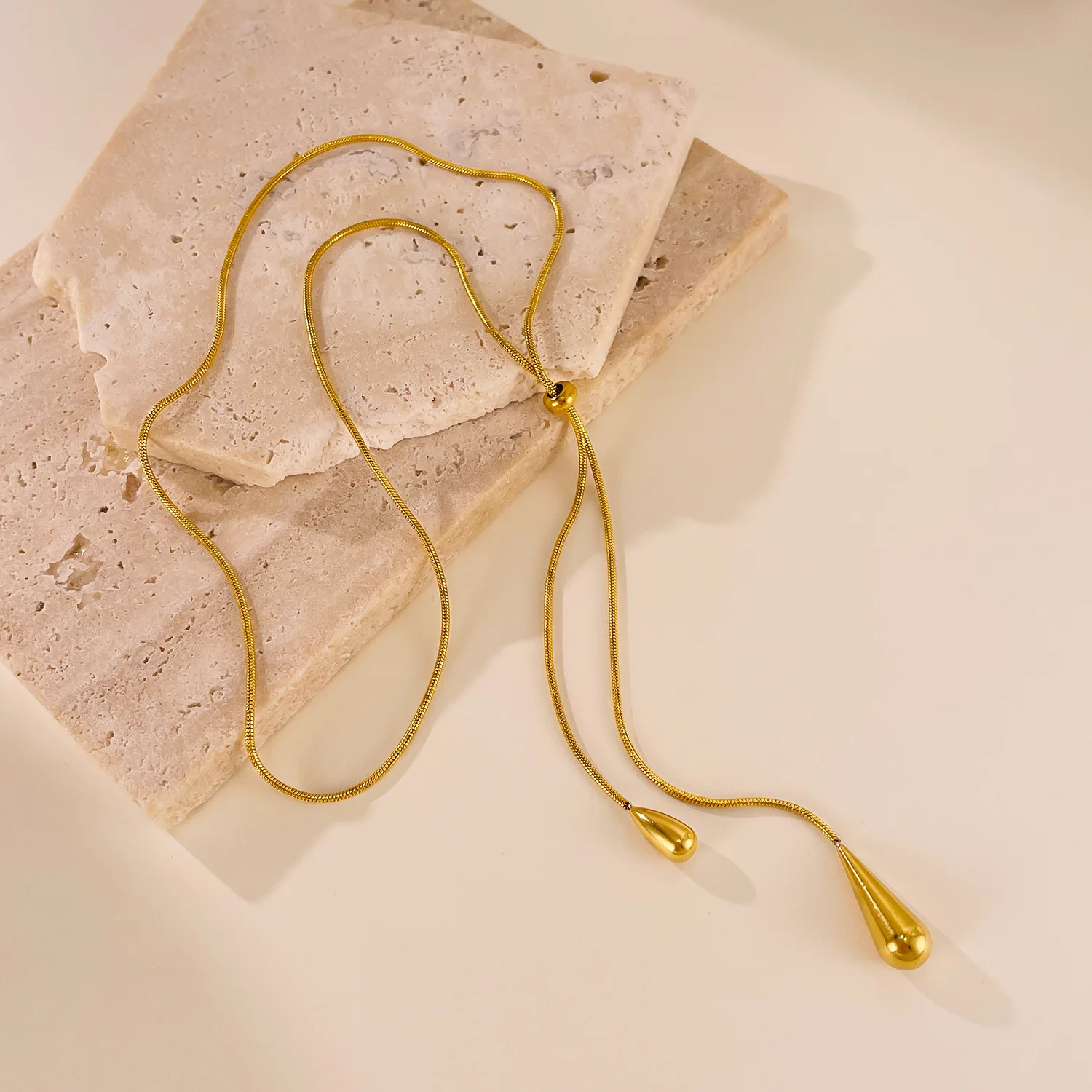 유럽과 미국 패션 골드 컬러 스테인레스 스틸 워터 드롭 술 펜던트 목걸이 여성을위한 쇄골 체인 Paty 쥬얼리