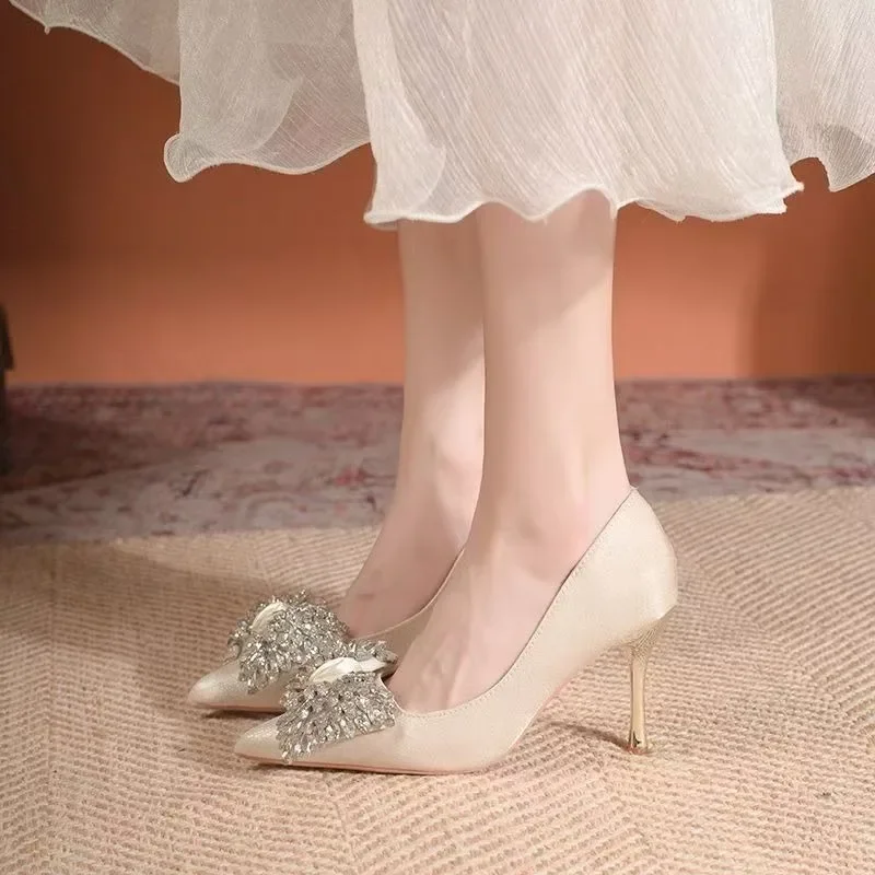 

Атласные женские туфли на высоком каблуке с острым носком, стиль 2025 года, элегантные и универсальные французские осенние туфли на тонком каблуке для светских львиц