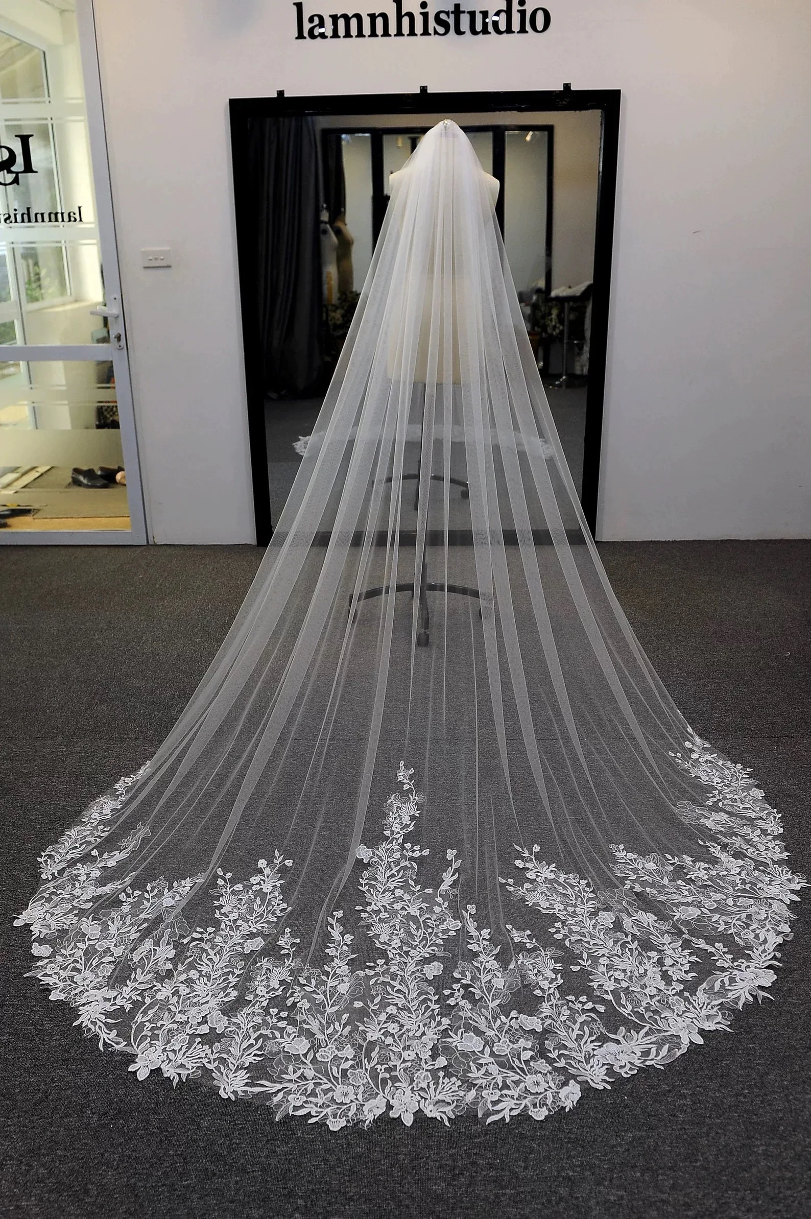 

Real Photo 3m One Layer Wedding Veil With Comb White Lace Edge Bridal Veils Ivory Appliqued Cathedral Wedding Veil