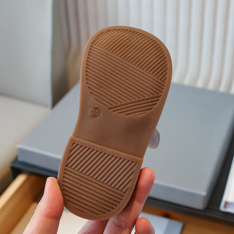 Niedliche Mary-Jane-Schuhe mit Herzapplikation und Plateausohle für kleine Mädchen, Freizeitschuhe aus Lackleder mit Schleife und Klettverschluss, dicke Sohle – Detail 9