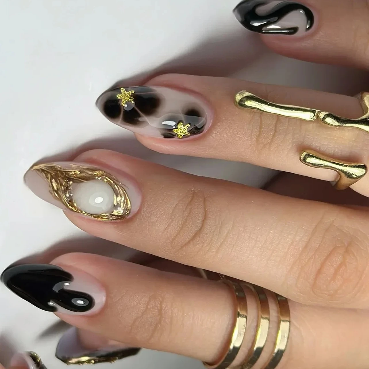 

Hot Stamping Metal Ripple Pearl Flower Almond False Nails Long Pointed Fake Nails Art Rhinestone Press on Nails Charms Manicure