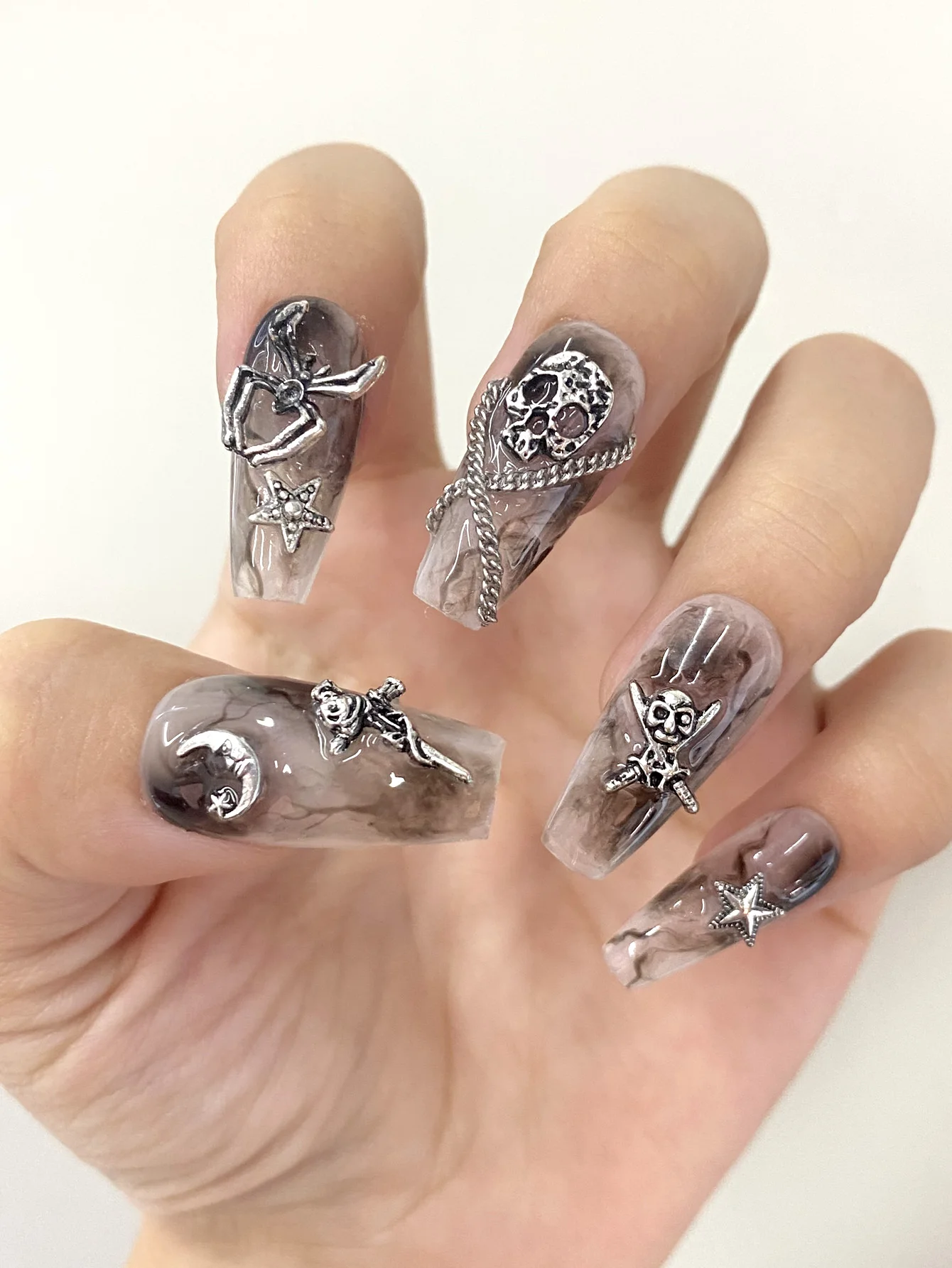 50pcs مزيج تصميم الجمجمة الصليب العنكبوت مسمار سحر 3D الفضة العظام الصليب هالوين DIY مسمار الفن الديكور