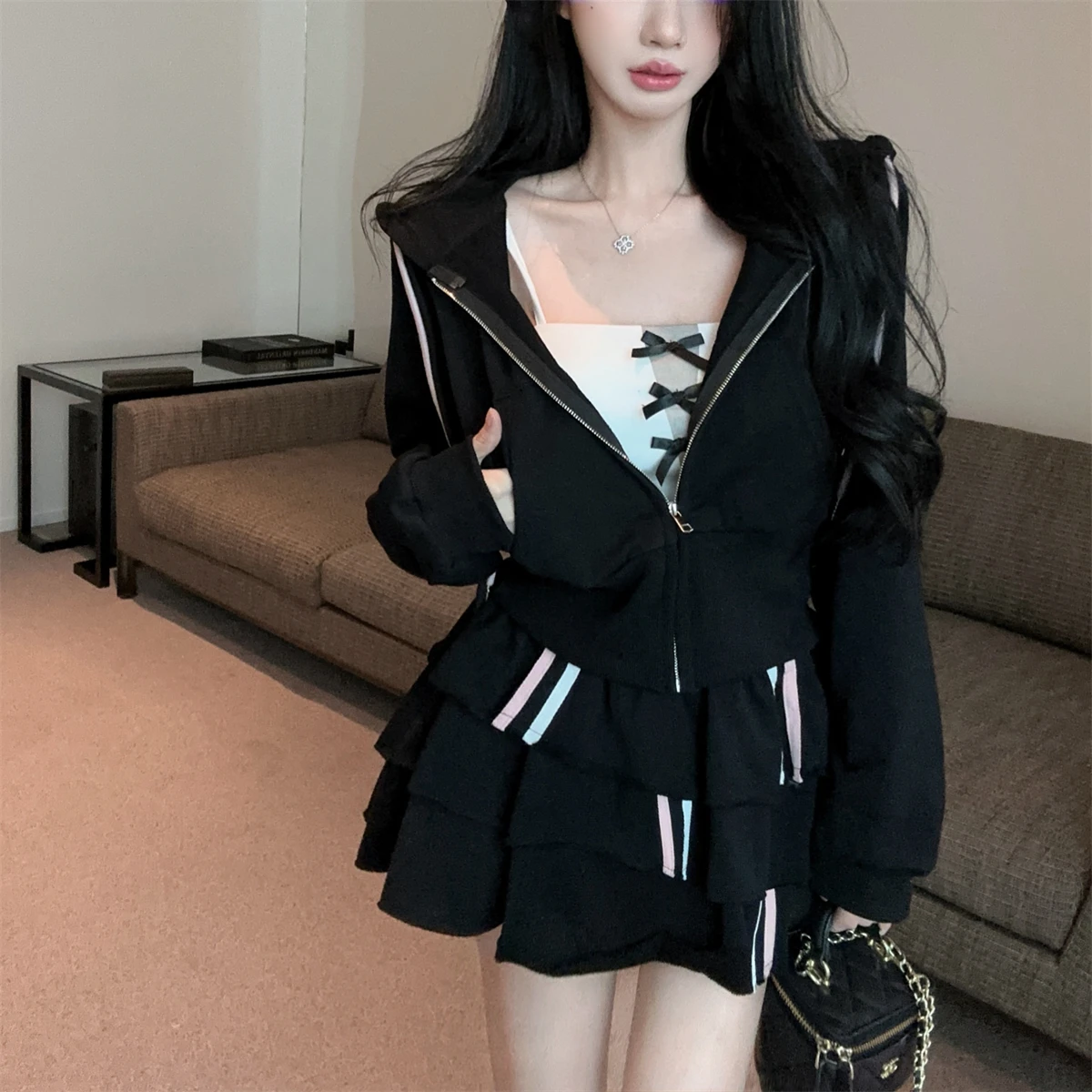 

Новинка 2025 года, осенние повседневные черные, серые комплекты из 3 предметов, милые майки с бантом и кардиганом с длинными рукавами, толстовка с капюшоном и мини-юбка-тортик, одинаковые костюмы