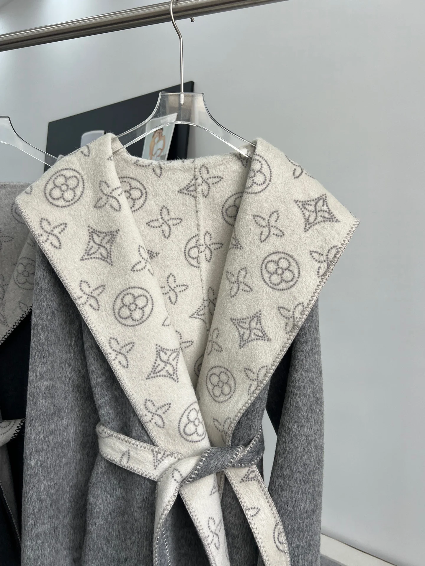 新しいスタイルのフード付きレースアップラグランスリーブ女性用両面プリントウールコート隠し斜めポケット秋冬オーバーコート