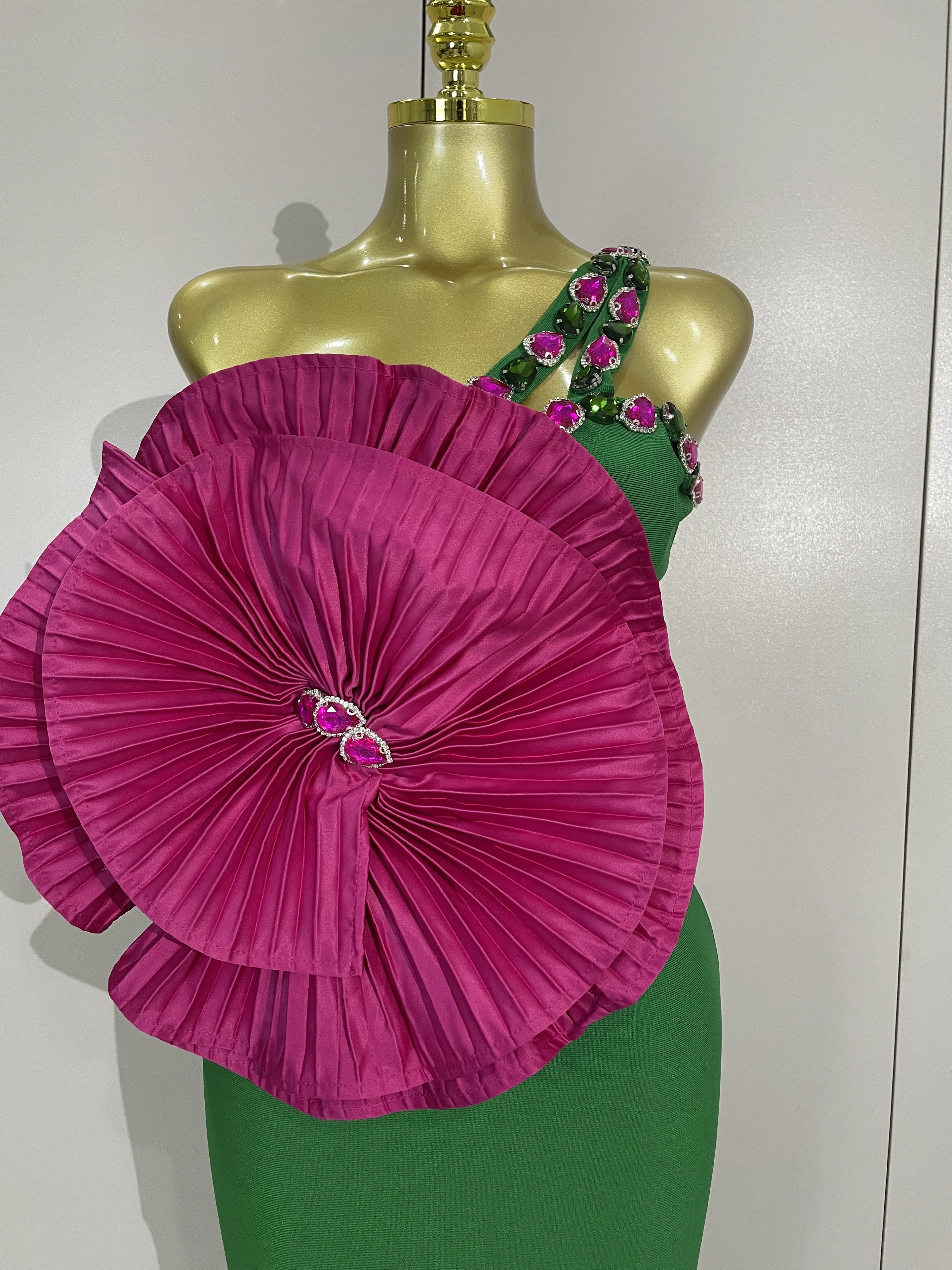 女性用キラキラクリスタルセクシーワンショルダービッグローズレッドフローラルグリーンボディコンバンデージドレスエレガントセレブリティパーティーカクテルドレス