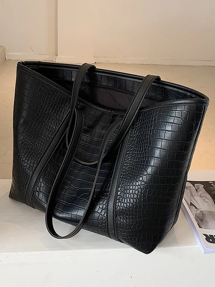 

2025 новая женская водонепроницаемая модная тенденция из искусственной кожи, ручная сумка-тоут большой вместимости, универсальная дорожная сумка на плечо для поездок на работу