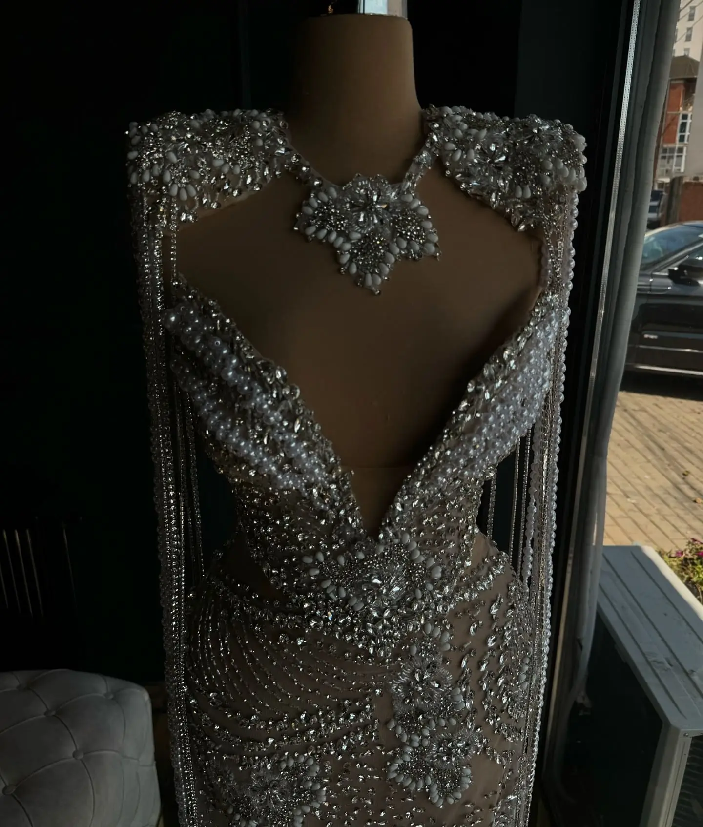 Luxury Illusion Celebrity Dresses Crystals Tassel Mermaid Evening Gowns Pearls Beaded Cape Sleeves Prom Party Dress 2024 Robe