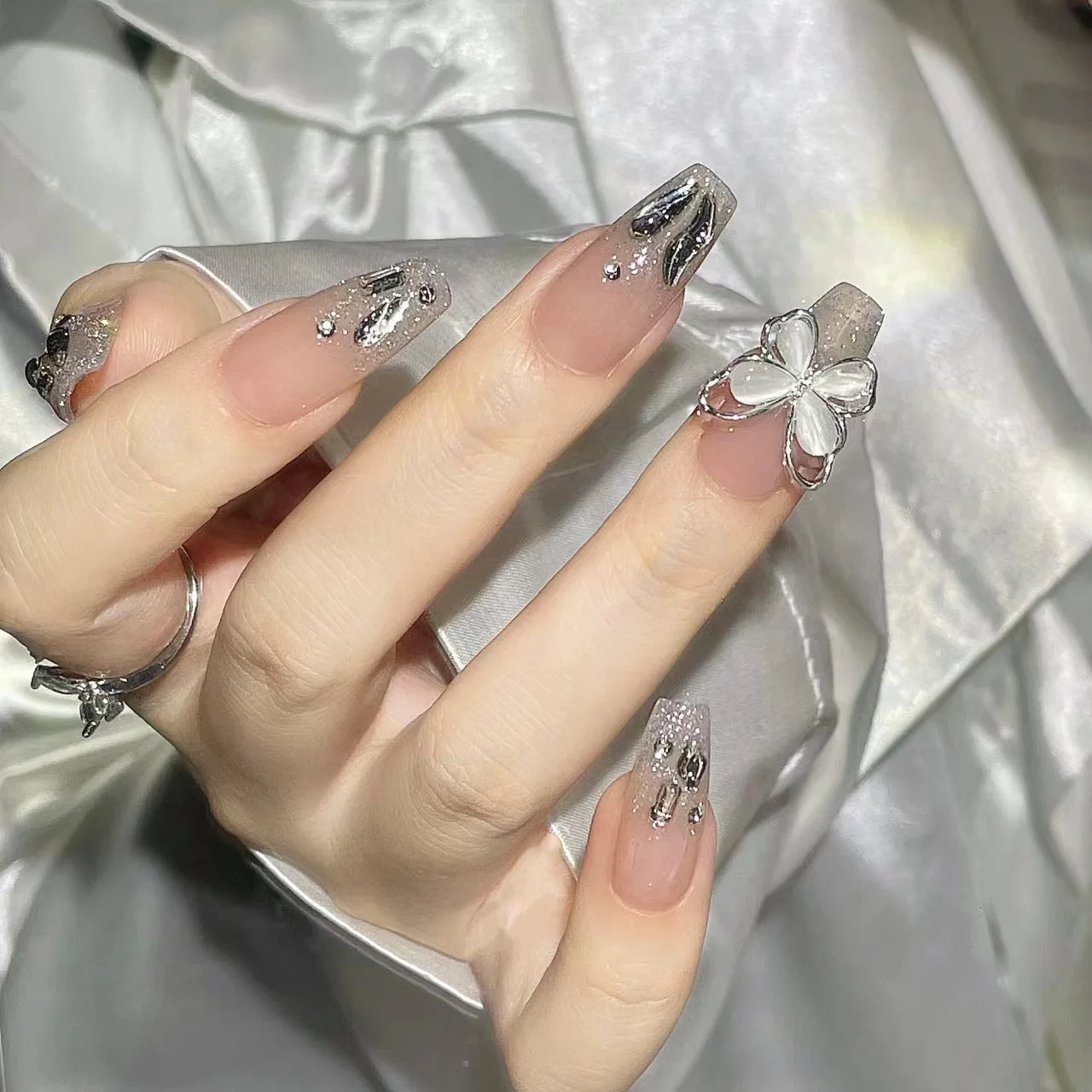 지아나 크리스탈 글리터 인조 손톱 나비 그라데이션 탈부착 가능 중간 길이 가짜 손톱 24개/세트 여성용