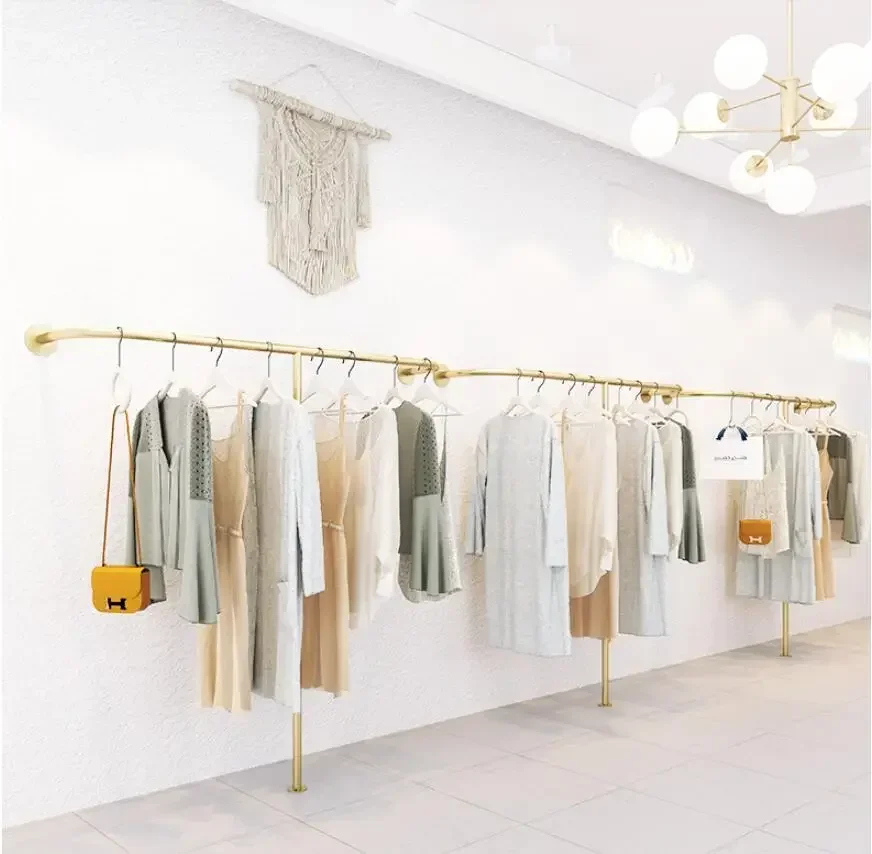 

Простая настенная вешалка на полке в магазине одежды