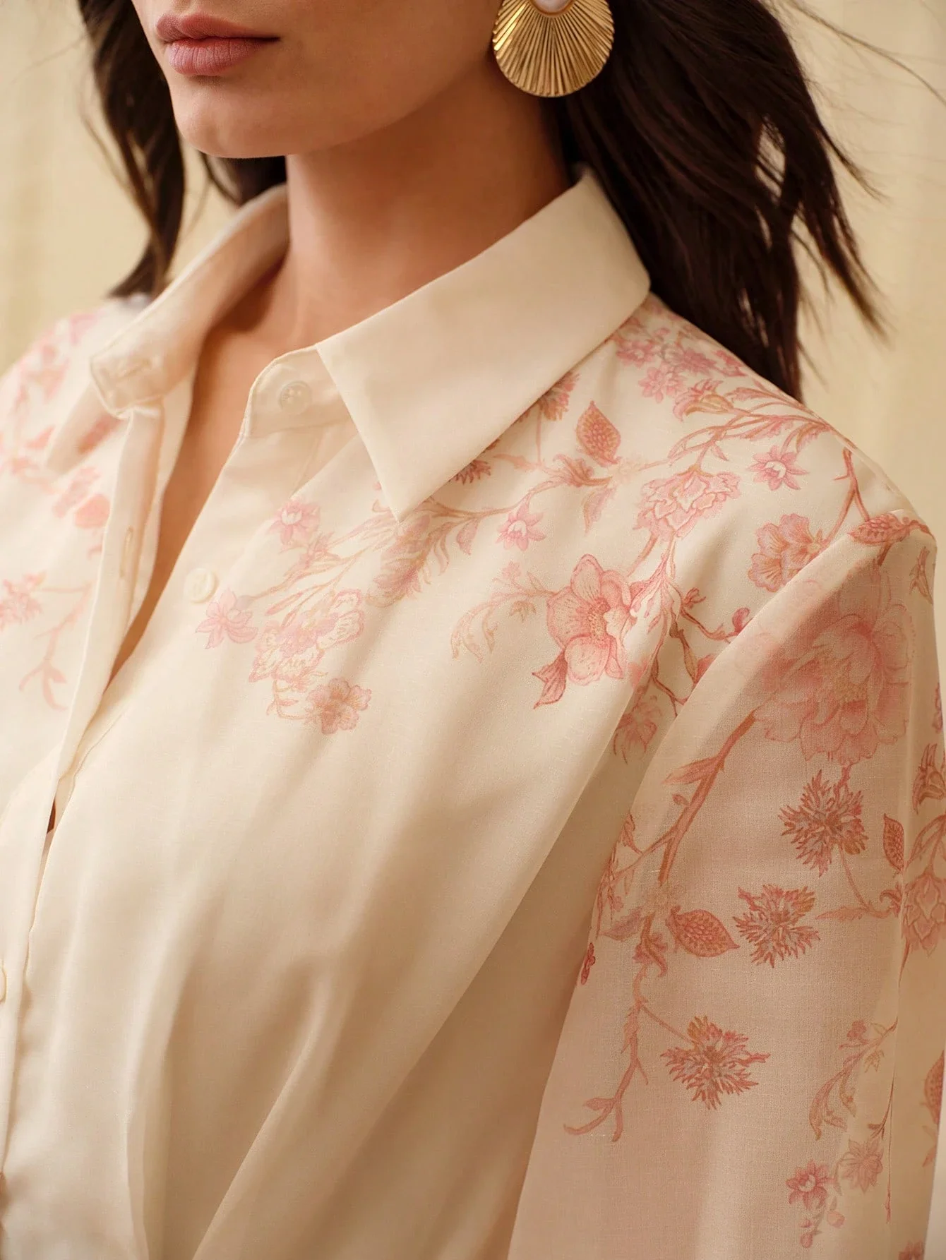 

Элегантное платье-рубашка с цветочным принтом, длинными рукавами и застежкой на пуговицах