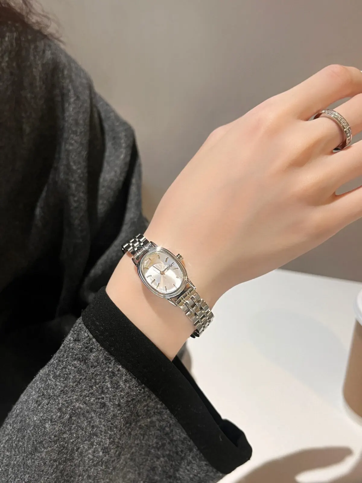 Oval Small Dial Watch Women'S Retro Exquisite Versatile Steel Band Niche High-End Light Luxury Quartz Watch To Give Friends