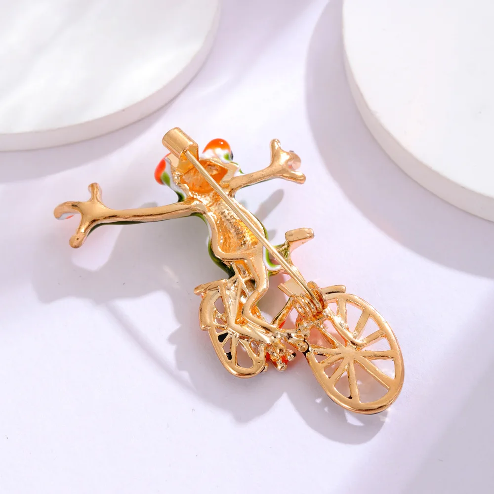 New Creative Funny Frog Riding Bike Brooches For Women Man Trendy Enamel Animal Brooch Pins Suit Coat Accessories Jewelry Gifts