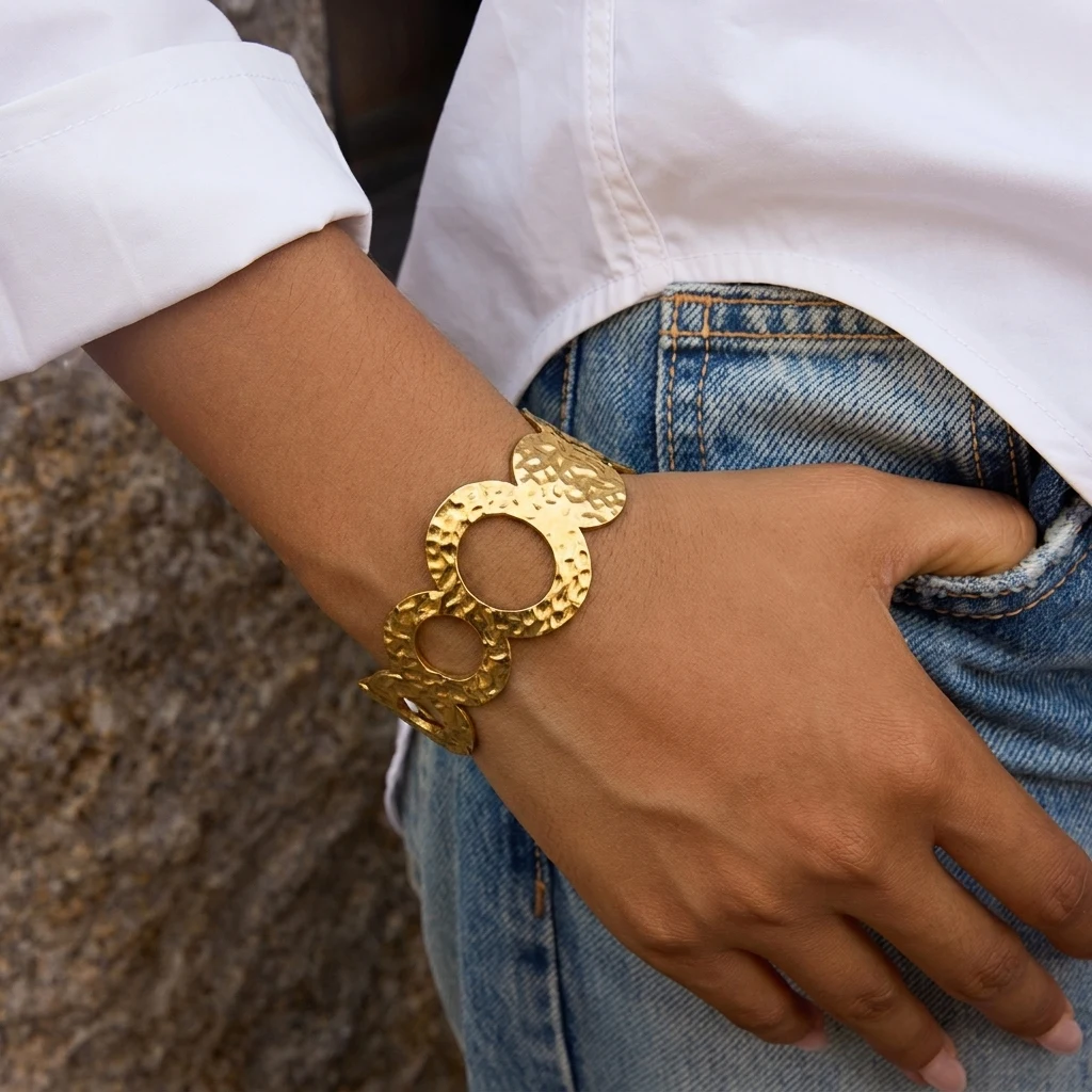 Vintage Korallen-Edelstahl-Armreifen für Damen und Herren, Überdimensionierte Metall-Armreifen in Goldfarbe, Runde Manschetten-Armreifen, Sommer-Handgelenkschmuck – Detail 3