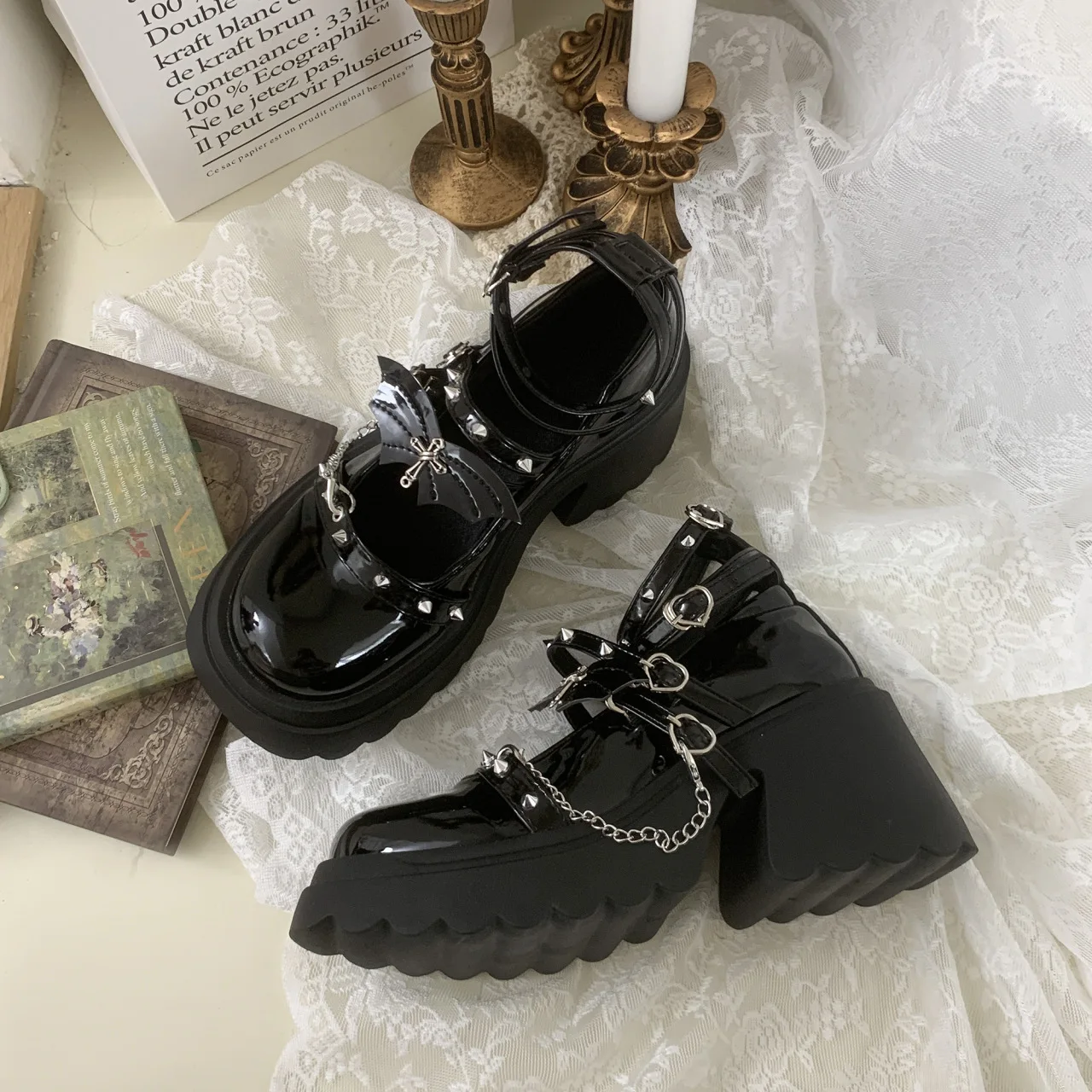 

2025 милые женские туфли в стиле Лолиты с пряжкой в форме сердца, женские туфли-лодочки Мэри Джейн на платформе из лакированной кожи с металлическими украшениями на массивном каблуке