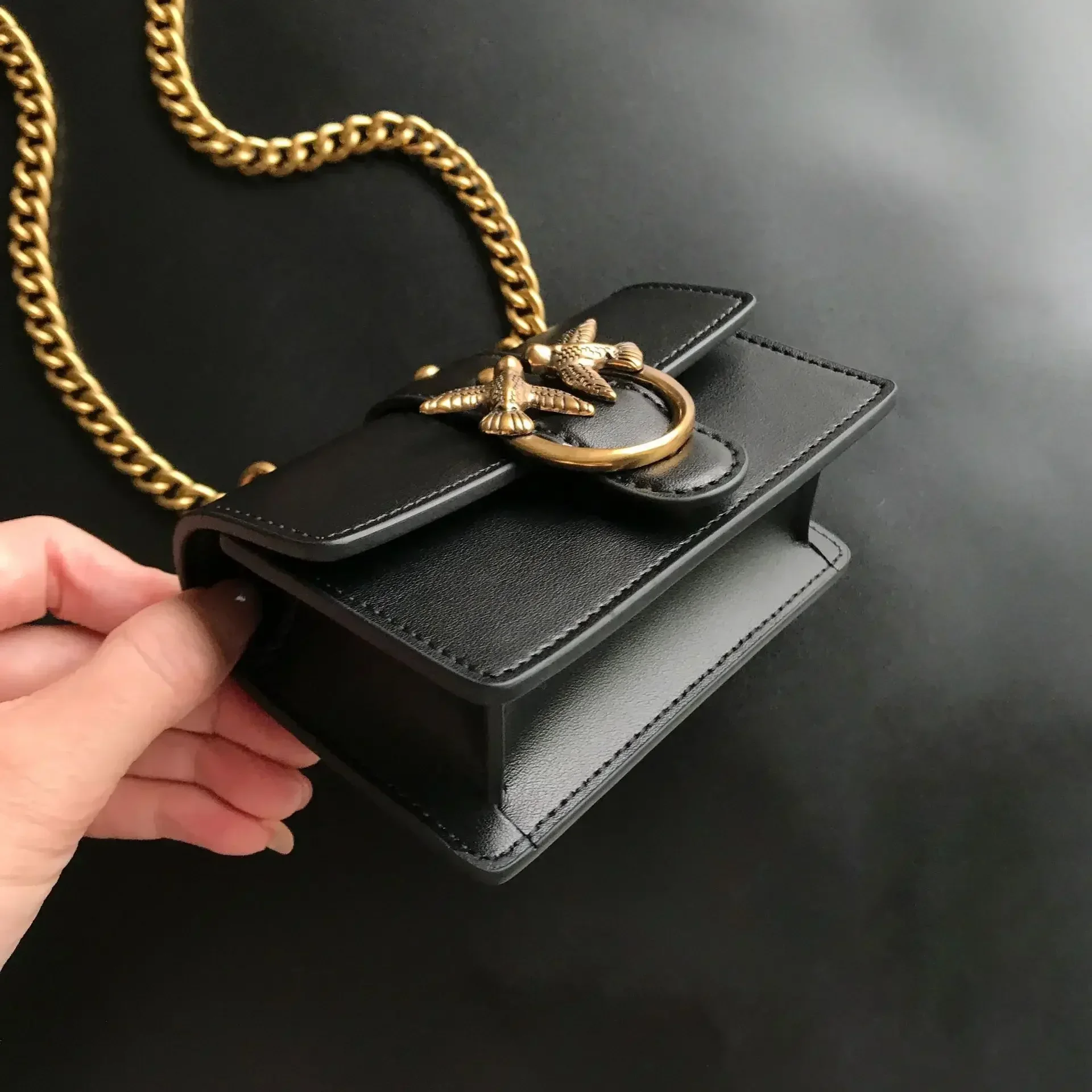 2026 Neue Damen-Umhängetasche in Beige mit V-Steppung, PU-Leder, Goldener Schwalbenverschluss, Ketten-Mini-Schultertasche für den Alltag, Dating, Hochzeit, Bestseller – Detail 9