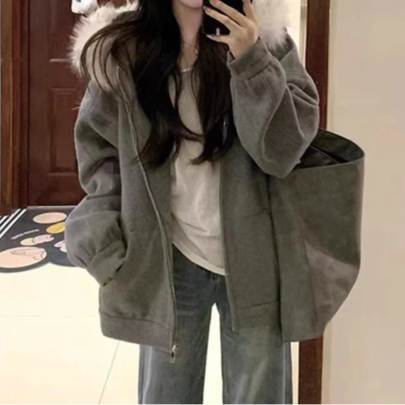 سترة سميكة بغطاء للرأس مع ياقة كبيرة من الفرو في خريف وشتاء 2025، بلايز نسائية فضفاضة وقصيرة غير رسمية