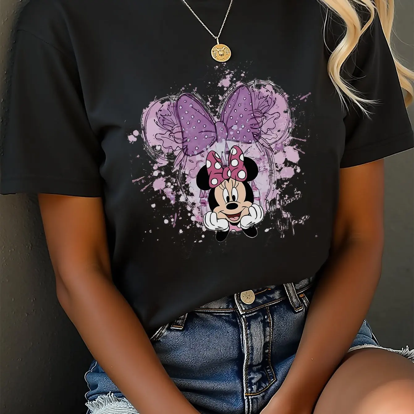 เสื้อยืดพิมพ์ลายมินนี่เมาส์ลายทรอปิคอลทรงหลวมขนาดใหญ่พิเศษสำหรับผู้หญิงจากดิสนีย์ - สีดำพร้อมโบว์สีชมพูและลายผีเสื้อสีม่วง