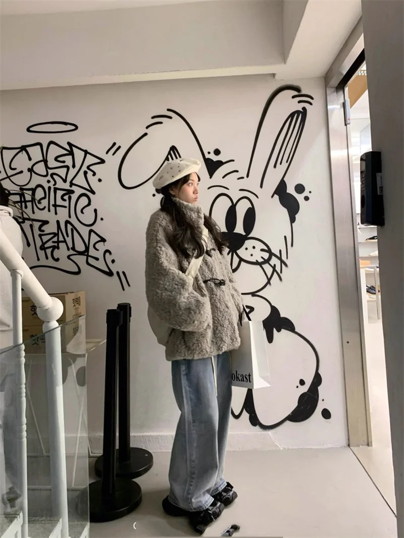 เสื้อโค้ทขนเฟอร์เทียมแบบใหม่ ความยาวปานกลางถึงยาว สำหรับฤดูหนาว คอตั้ง แต่งเขาสัตว์ ผ้าฝ้ายหนานุ่ม อุ่นสบาย ทรงหลวม