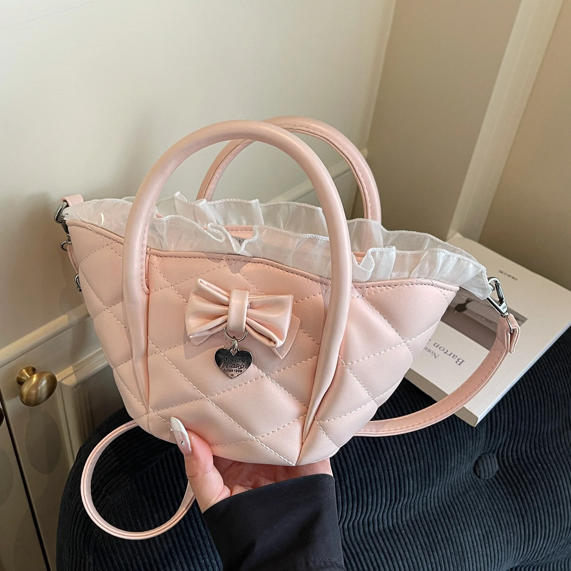 

Женская сумка-нитка с ромбовидной вышивкой, новинка 2025, простая и универсальная сумка-мессенджер, модная повседневная портативная сумка-ведро, маленькая сумка