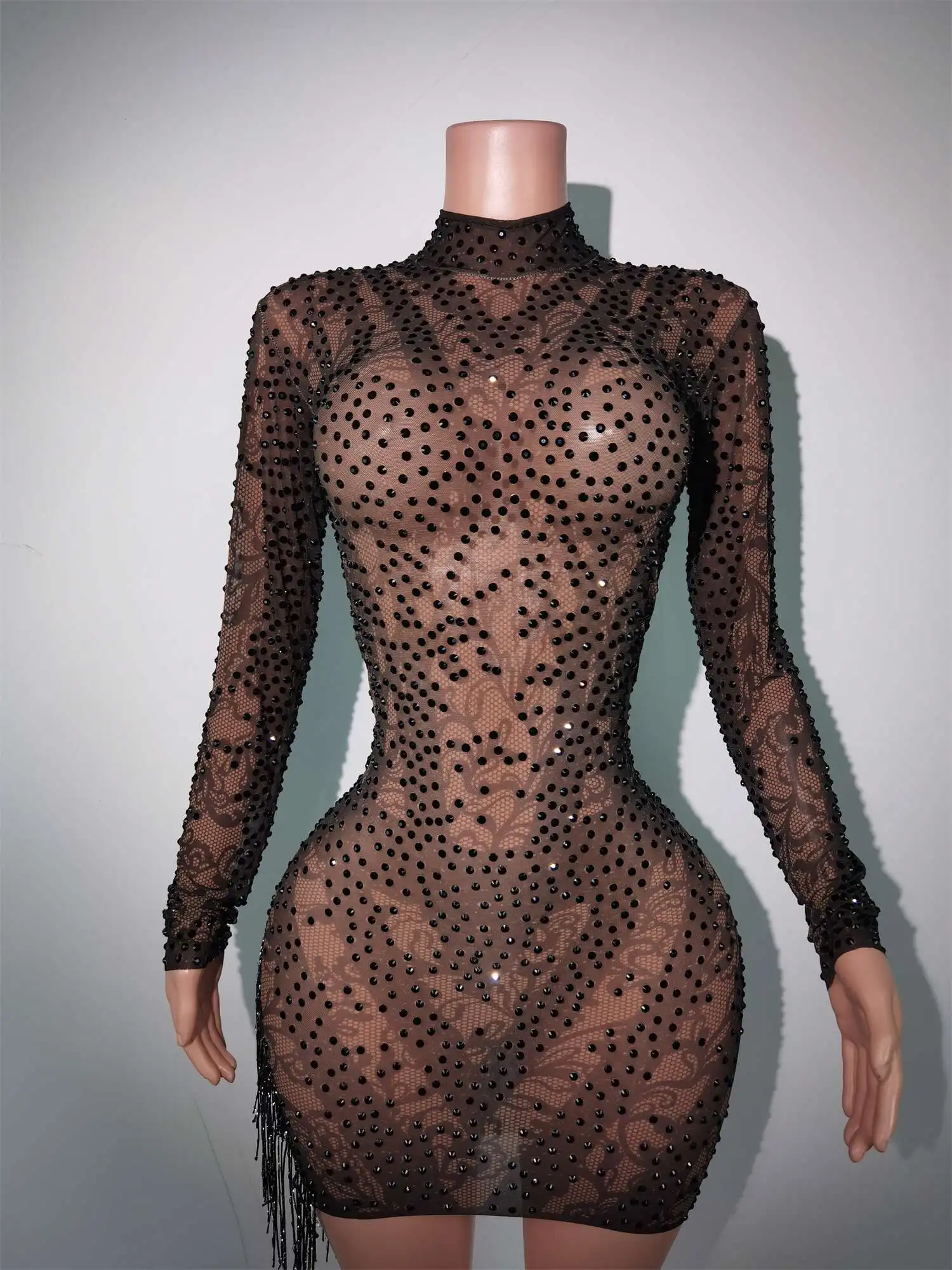 女性のセクシーな誕生日イブニングウエディングドレス写真撮影ステージ着用キラキラ黒のラインストーンタッセルショートドレス