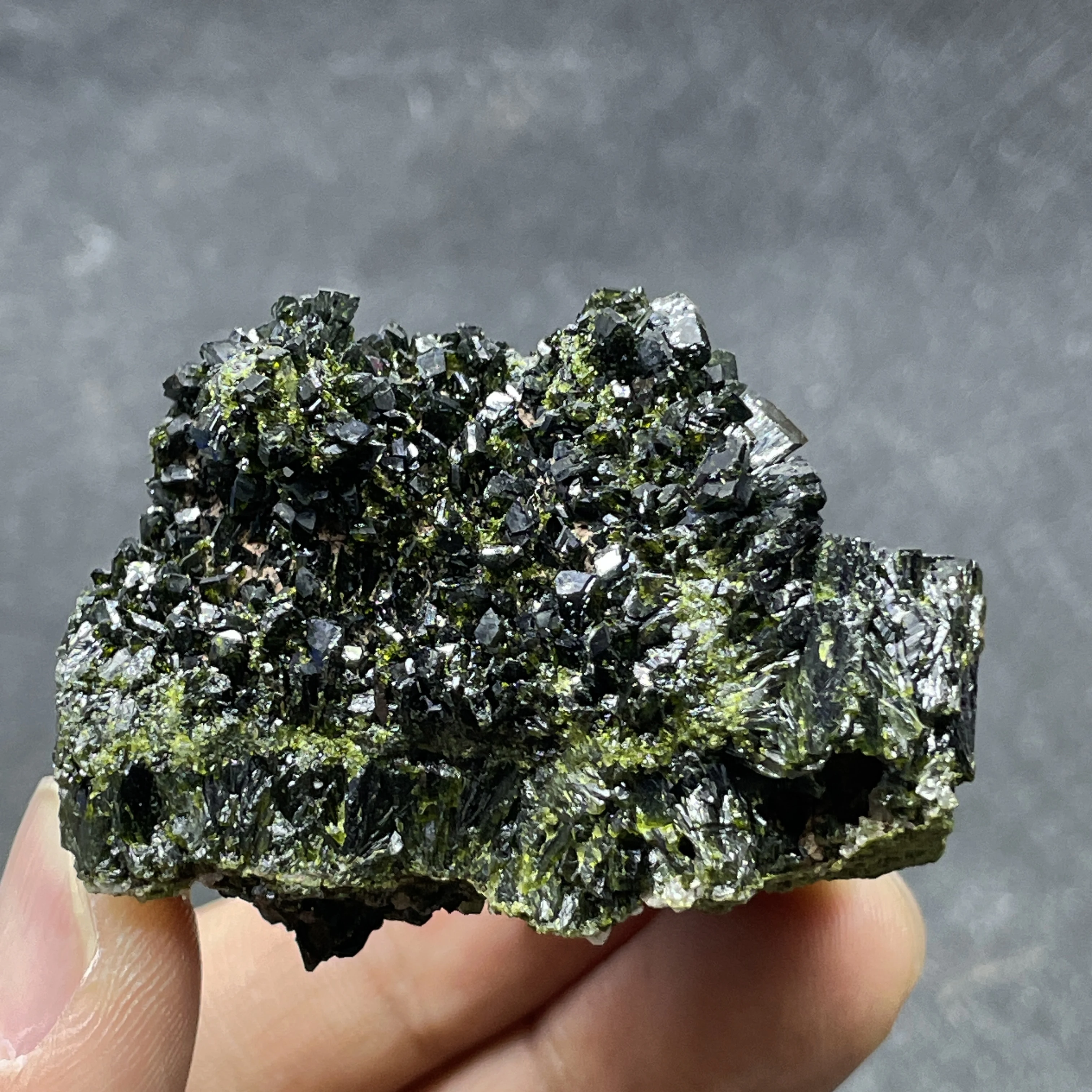 Natural Turkey Green Epidote Quartz Crystal Rough Specimen Healing Teaching Stone for Home Decor