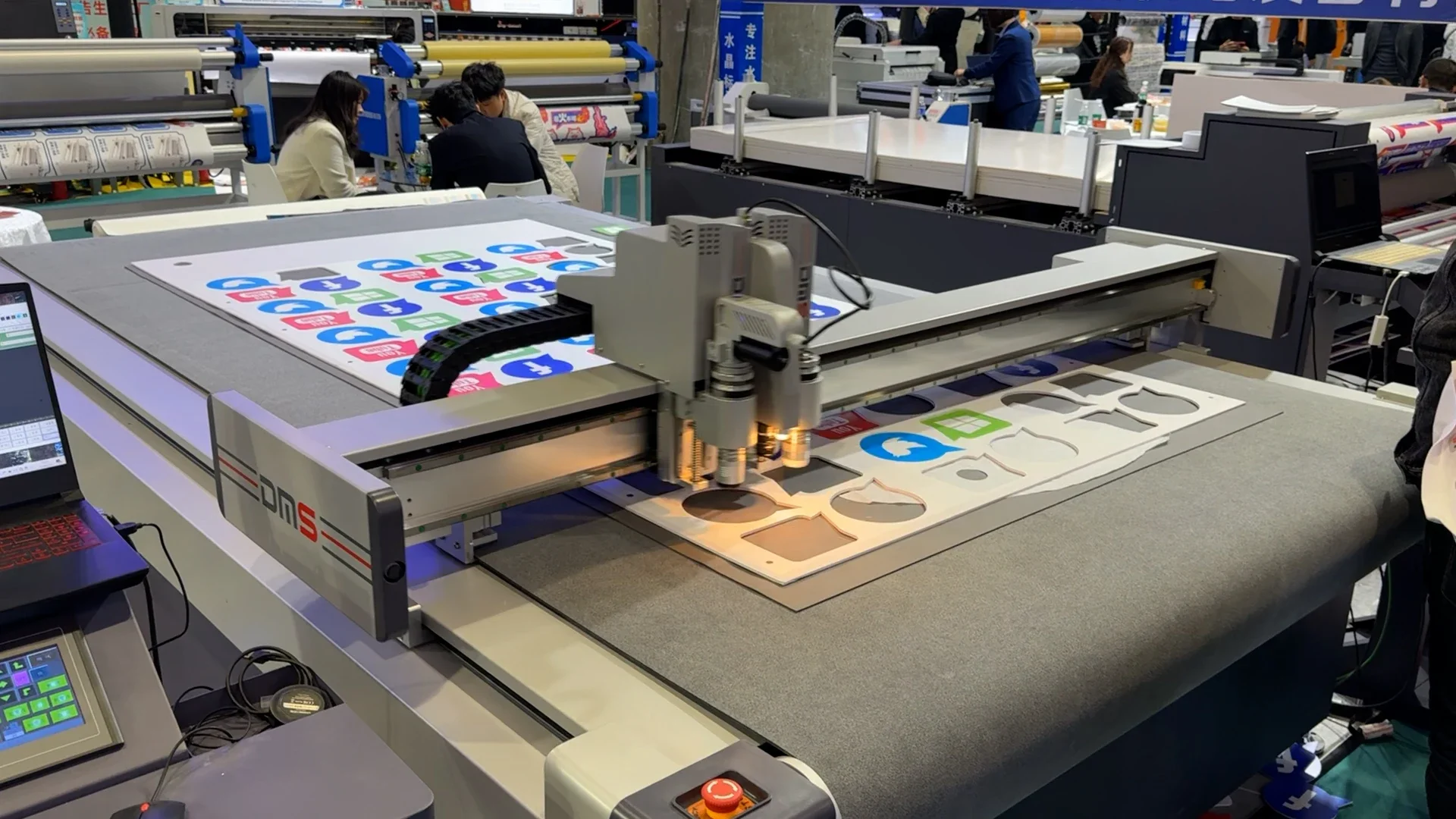 Machine de découpe multicouche avec caméra supérieure pour couper les tissus et textiles