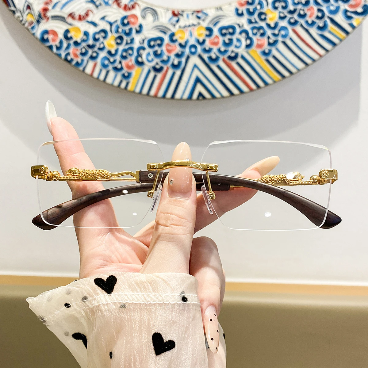 1 Pair of Women's Rectangular Frameless Wood-Grain Carved Flat Glasses, Elegant, Sophisticated, Stylish, Light Luxury, and Fashionable Women's Eyewear, Suitable for Workplace, Office, Business Meetings, and Wearing in