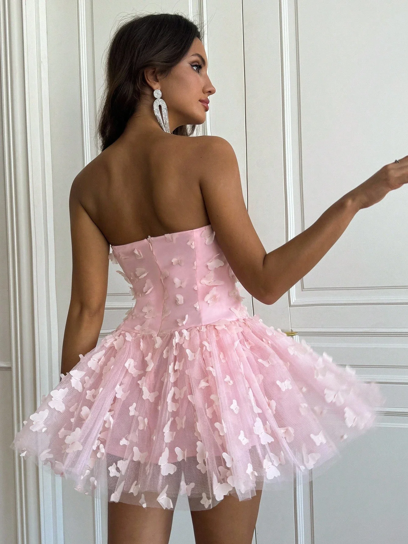 

Розовое мини-платье без бретелек с аппликацией в виде бабочки для женщин