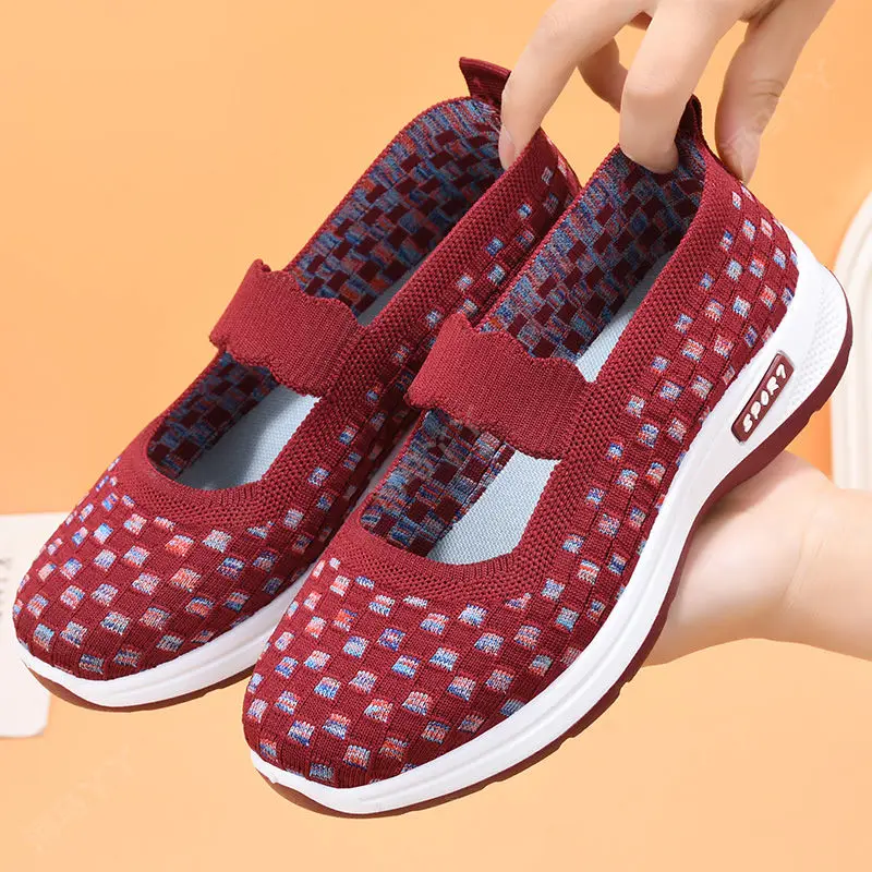 New Breathable Mother's Shoes In Summer Light Soft Soled Sports Walking Shoes One Foot Net Shoes Anti Slip Women's Shoes