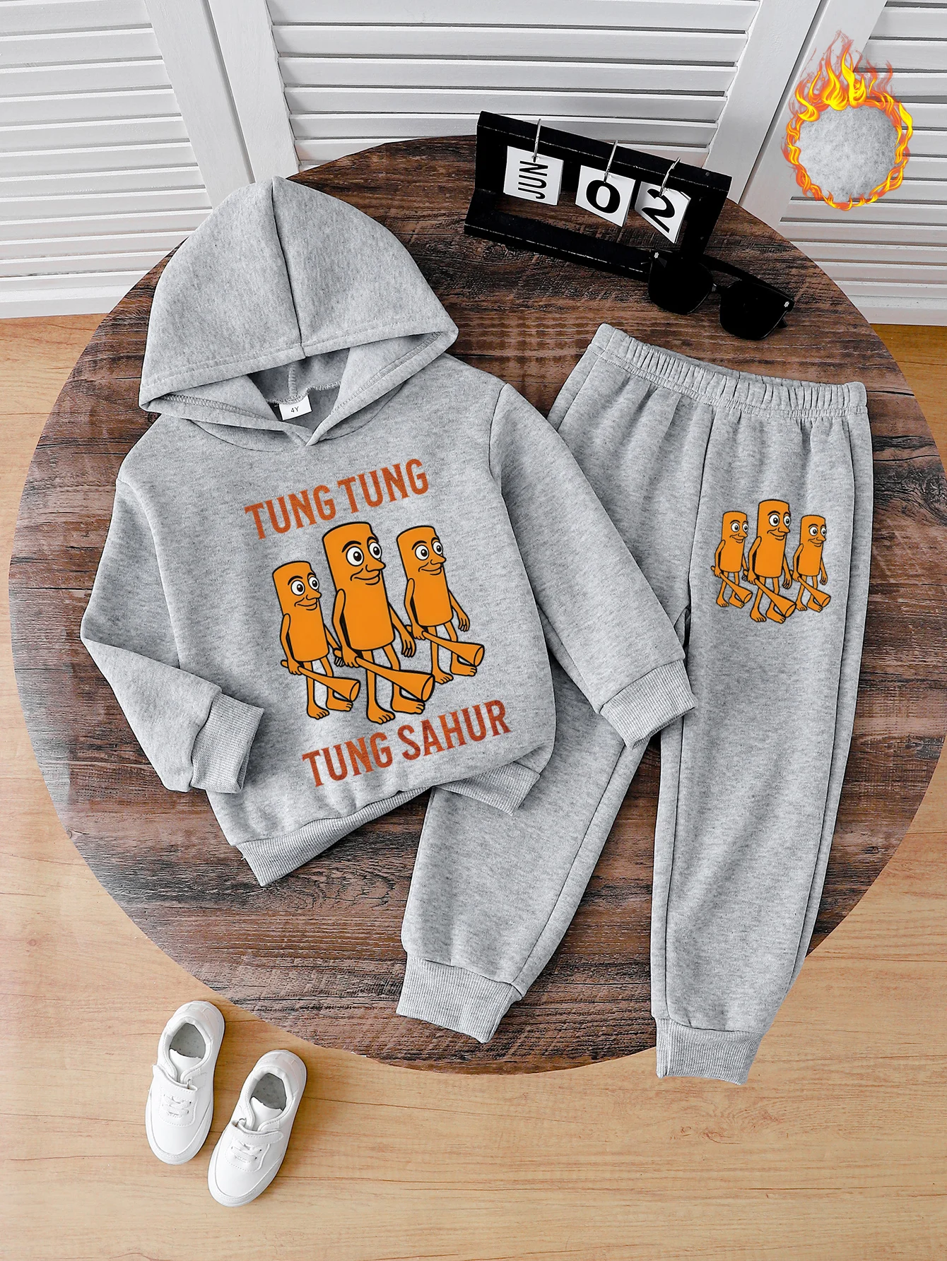 

Fashioncartoonwintergrayversatilefunorangelittlemanplusvelvetsweatshirthoodedpullovercasualthickenedtrousersforyourchildrenideal