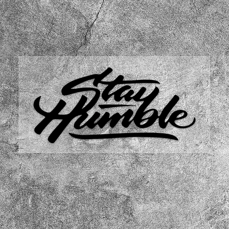 

1 шт. наклейка с художественным шрифтом «Stay Humble» (черный стиль) — самоклеящийся водонепроницаемый винил для автомобиля и ноутбука (просто нанесение)