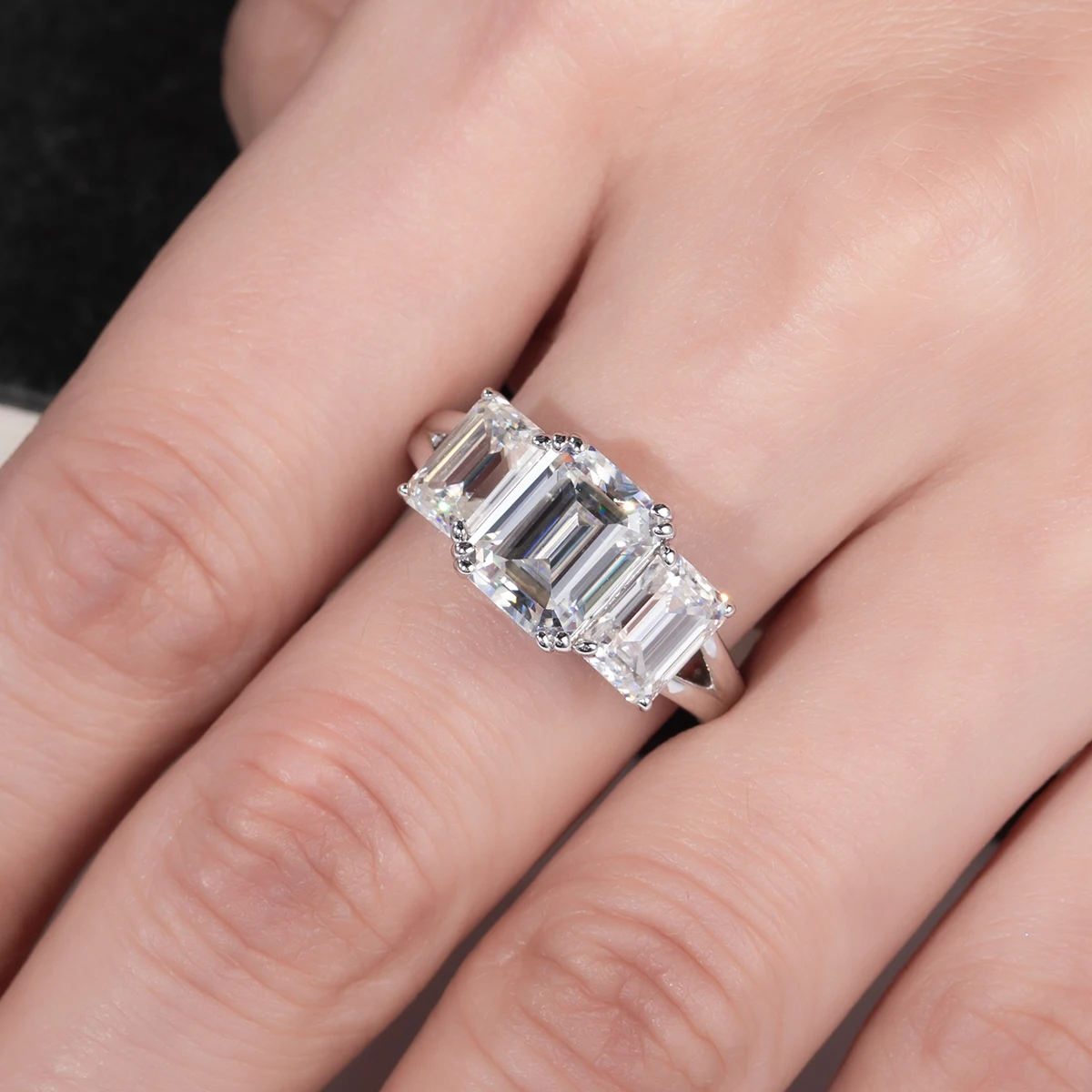 AnuJewel Anillo de Tres Piedras con Moissanita de Corte Esmeralda de 5CTTW, Color D, VVS1, Plata de Ley S925, Chapado en Oro de 18K, Pasa el Test de Diamantes, Joyería de Lujo para Compromiso y Boda, Regalos al por Mayor