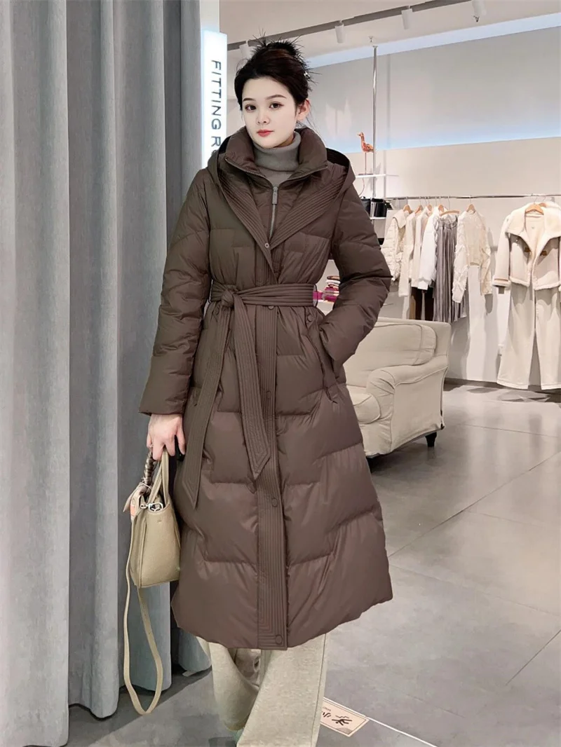 Lang knielengte katoenen donsjack voor dameskleding in de winter van 2025, nieuwe taille met capuchon en slanke katoenen jas, dik