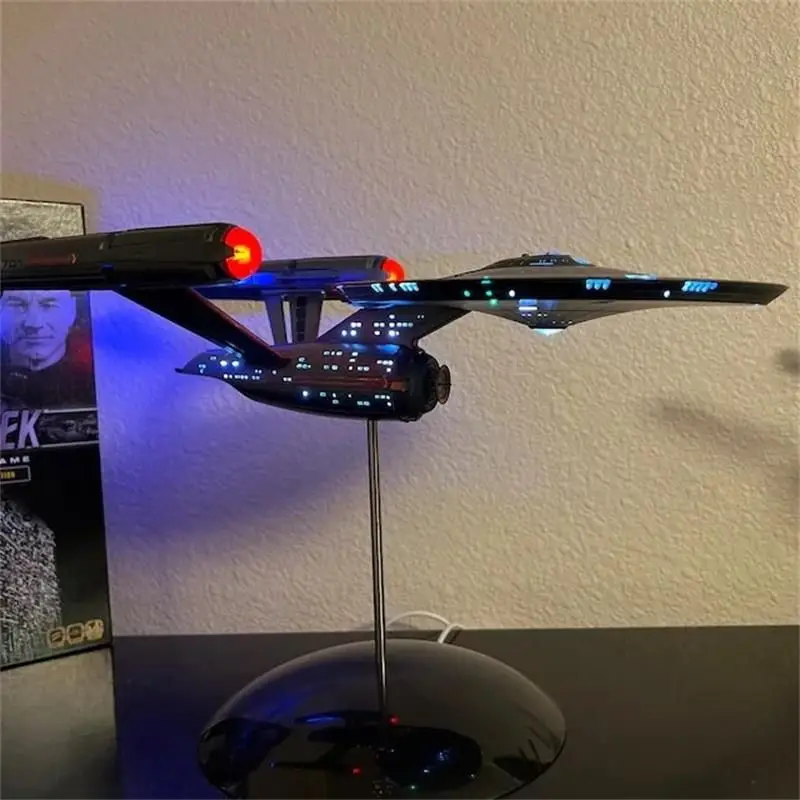 Spaceship Model Ornament With Lights，Indoor Decoration Ornaments for Movie Fans