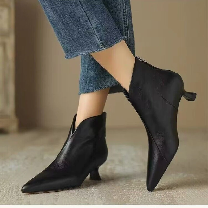 2024 New Baotou Patent Leather Strap Cat Heel Female Sexy Black Silk Pointed Thin Heel High Heels High shoes montage