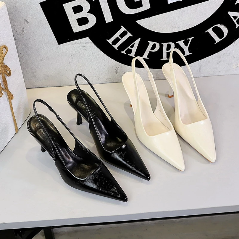Women Fashion Metal Chain Mules Closed Toe Slide Sandals Soft Breathable Elevated Block Heel Simple Trendy Commute Work Casual