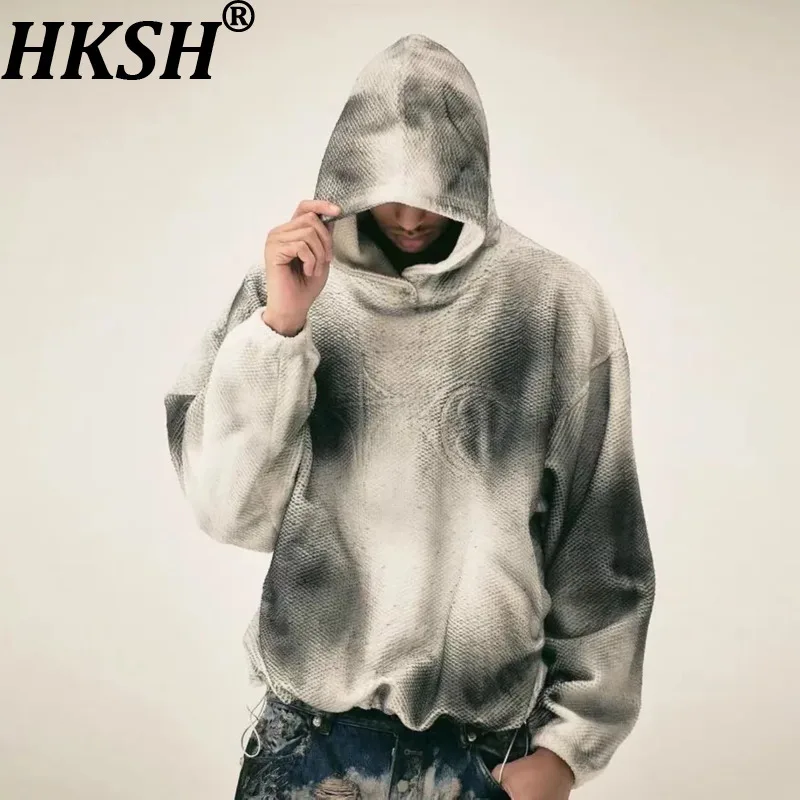HKSH Nova Coleção Primavera Outono Masculina: Casaco Vintage Escuro com Capuz e Botões Metálicos, Moletom com Efeito Lavado e Tingimento Sujo, Jaqueta