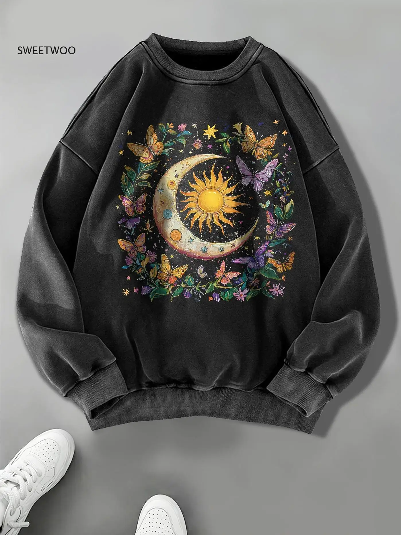 

Женская черная толстовка с рисунком луны и солнца с цветочным принтом — уютный осенне-зимний пуловер с полумесяцем, можно стирать в машине
