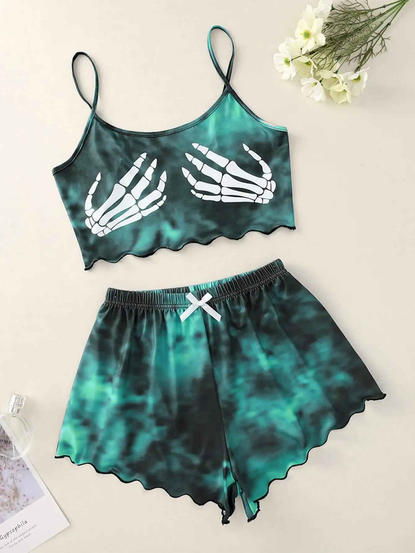 

Зеленый женский пижамный комплект с принтом скелетов в технике тай-дай и фестончатым краем