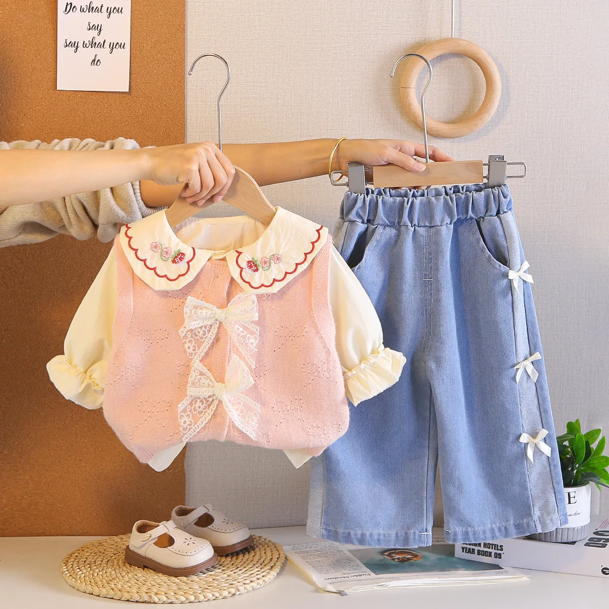 春の幼児女児用3ピースアウトフィット、刺繍入りニットベスト-フリルスリーブシャツ-ボウジーンズセット、ベビーガール用スイートカジュアル服