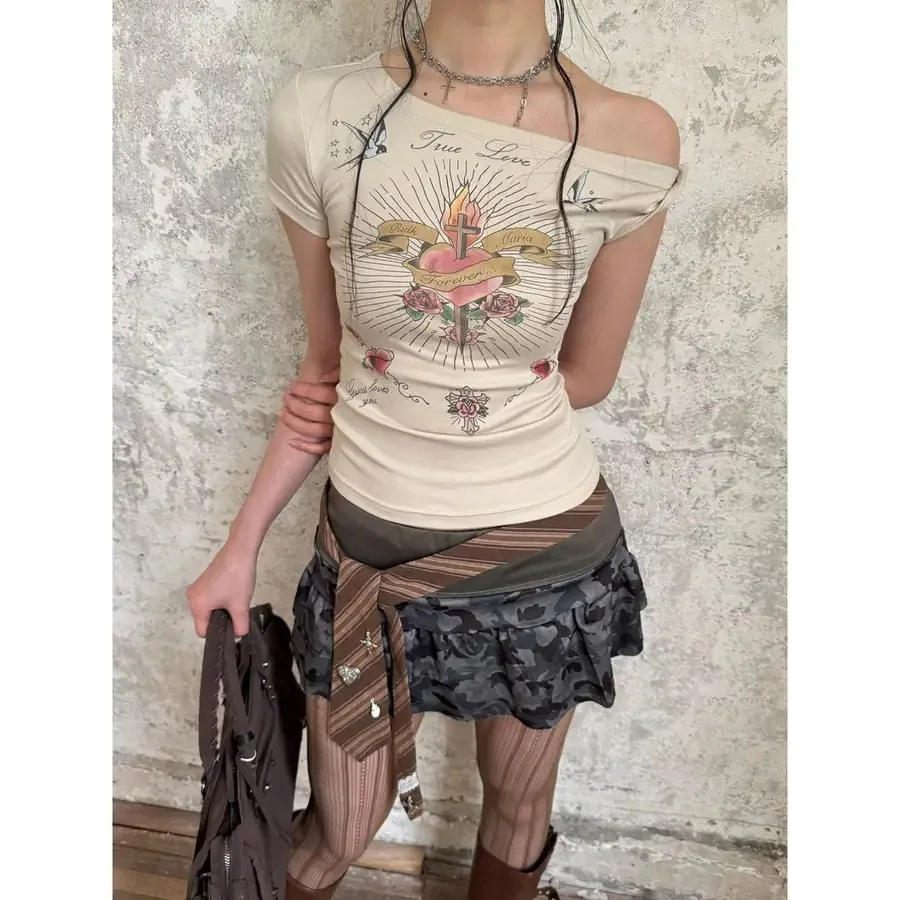 

Женский асимметричный укороченный топ с графическим принтом и одним открытым плечом, облегающий, с коротким рукавом, модель 2026SCACTO - Сексуальная футболка Y2K с драпировкой и завязками