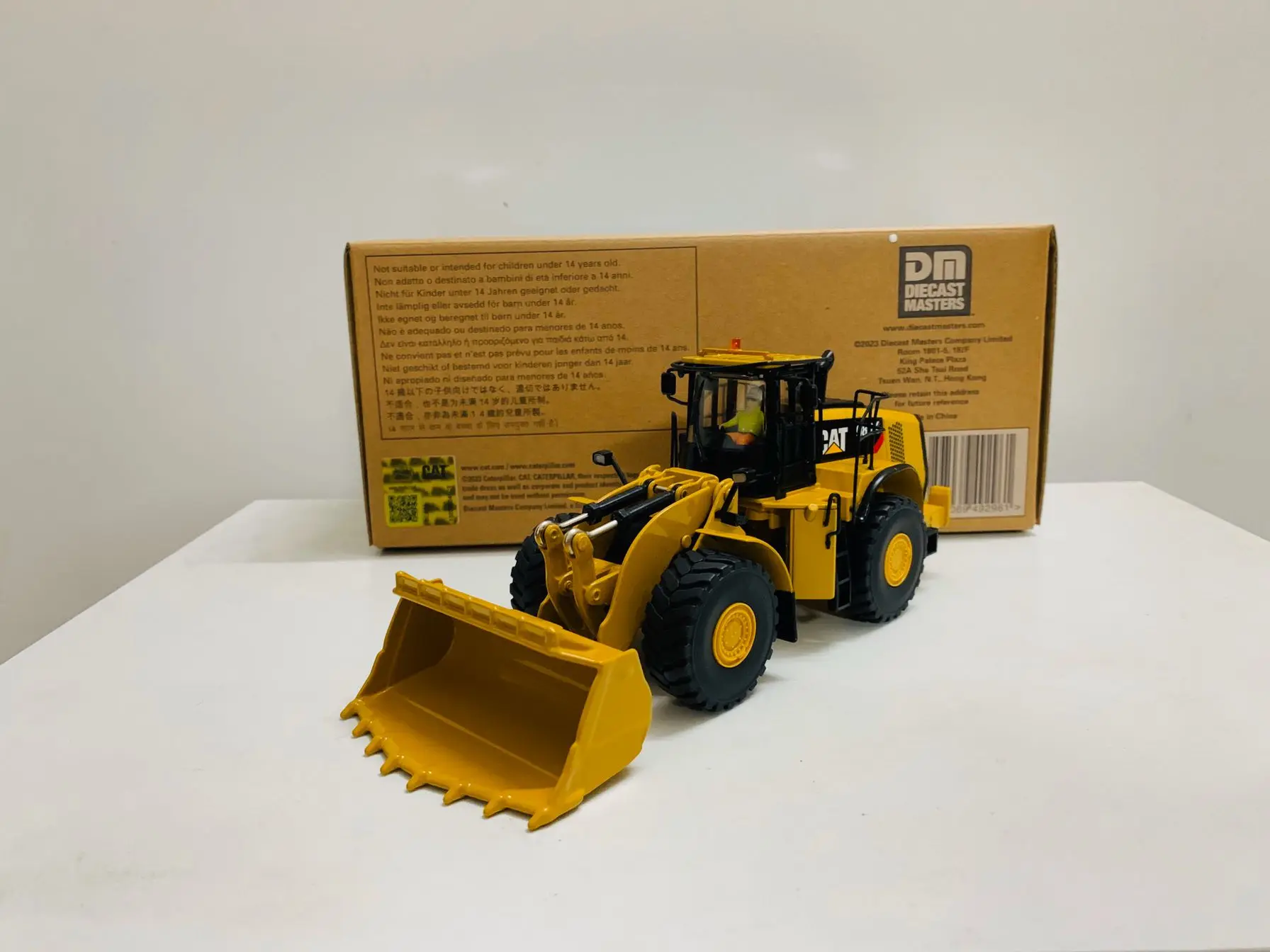 DM 980K Wheel Loader-Rock Configuration 1/50 Scale By Diecast Masters 85296