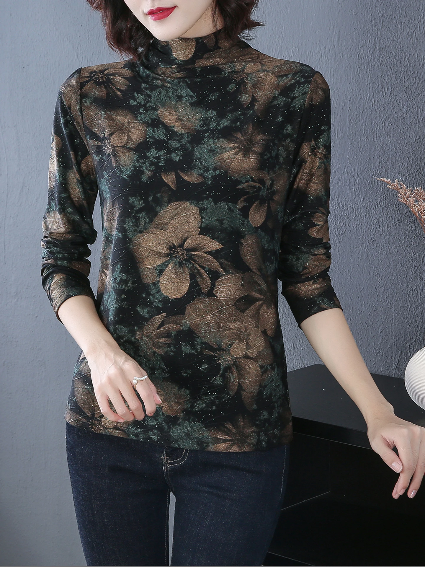 

Молодая и модная женская осенняя базовая рубашка с длинными рукавами и полувысоким воротником с принтом - свободный топ, удобный и модный,