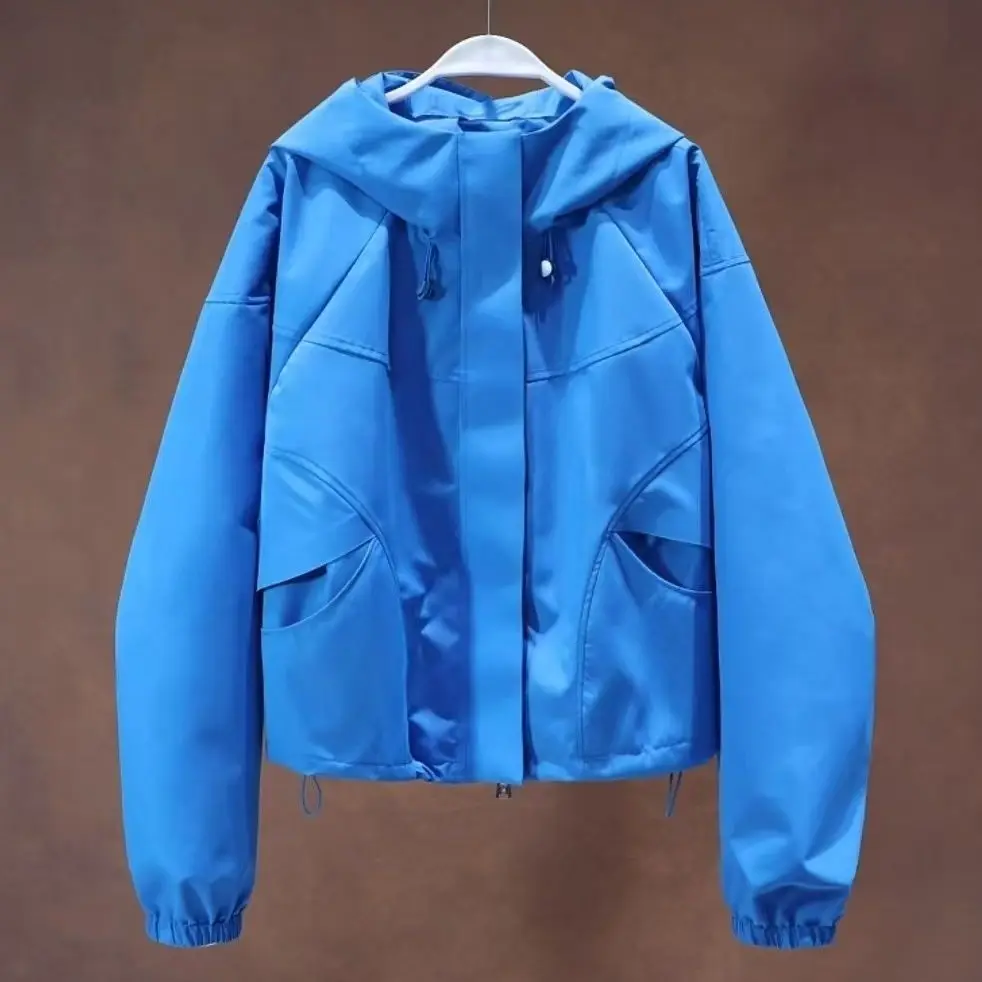Vêtements féminins haut de gamme européens : Nouvelle veste décontractée à capuche avec cordon de serrage, bleu glacier, style utilitaire, protection solaire, collection 2026