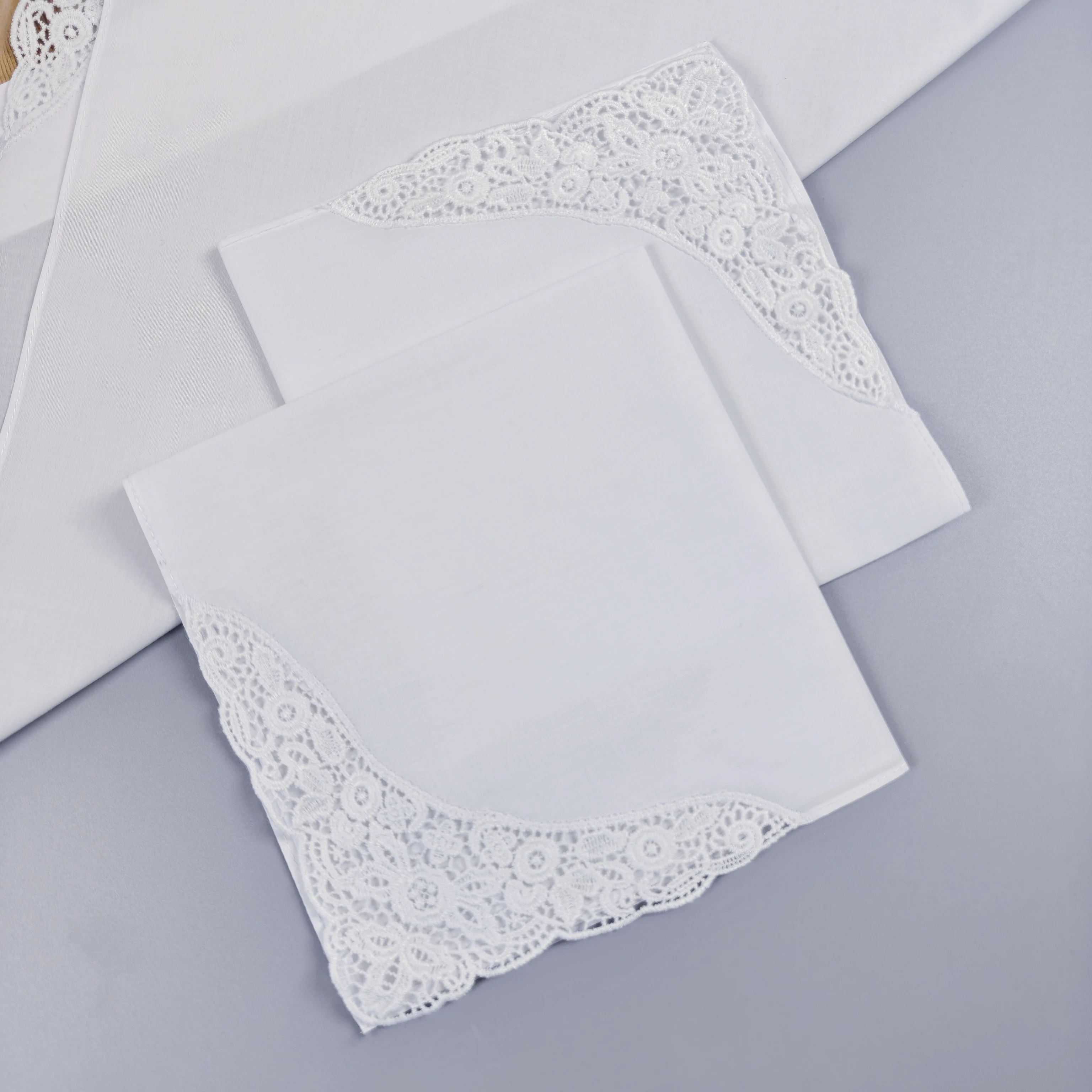 35CM/13,7 Zoll reinweißes, hochdichtes Baumwoll-Spitzen-Taschentuch für Brautjungfernkleider, Hochzeitsdekoration, 2 Stück in der Packung. – Detail 2