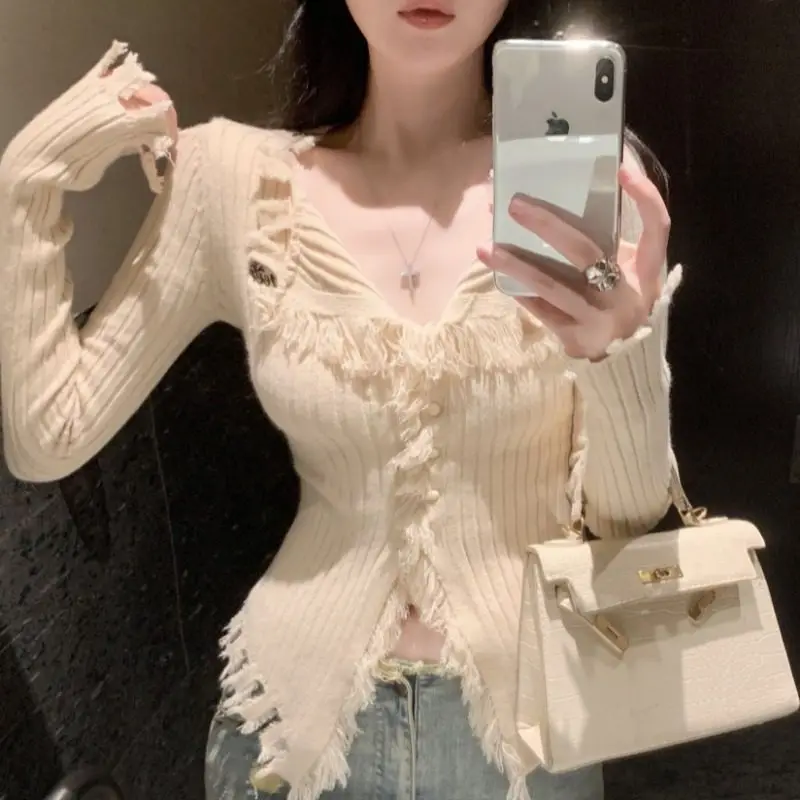 

Autumn and winter French style unique and chic sweet and spicy slim fit V-neck tassel top women design sense knitwear