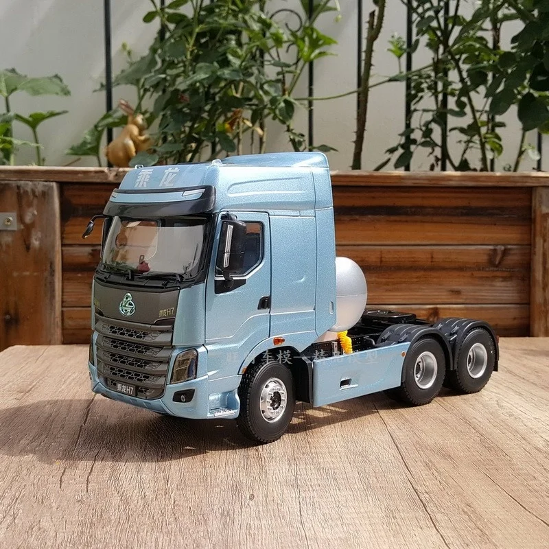 

Alloy Model Decoration 1:24 Scale Dongfeng Chenglong H7 LNG Truck Tractor Diecast Toy Model For Boy,Man Collection,Gift