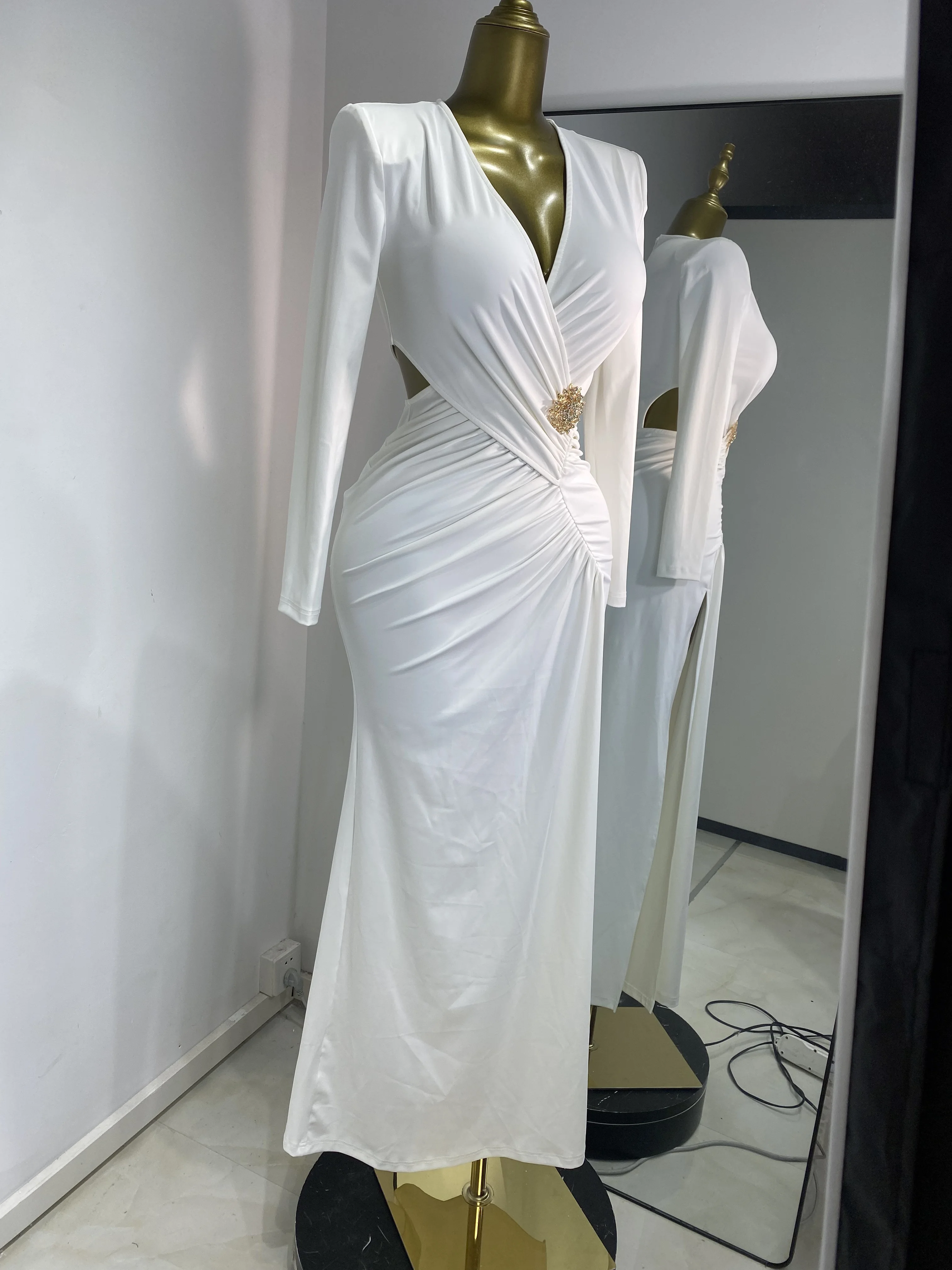 หรูหราชุดราตรีผู้หญิงแขนยาวสีขาว V คอตัดเพชรหัวเข็มขัด Maxi ยาวนุ่มสบายชุดราตรีชุดชื่อเสียง