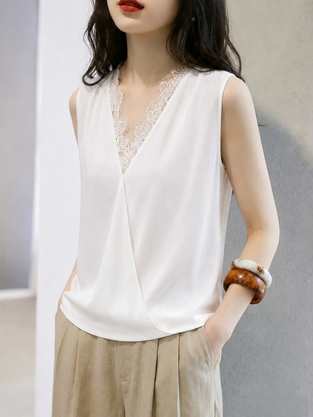 

Elegant Lace Splice Sleeveless V-Neck Vest Versatile High-End Feel Commute Style Korean Fashion Straight Cut Silk Top