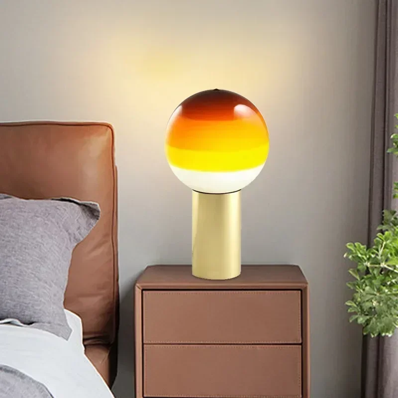 Lampu meja LED bola kaca warna-warni Nordic, dekorasi Modern lampu meja kamar tidur restoran Hotel seni balon kreatif lampu portabel